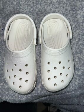 CROCS Unisex White Classic Clogs size M4 W6